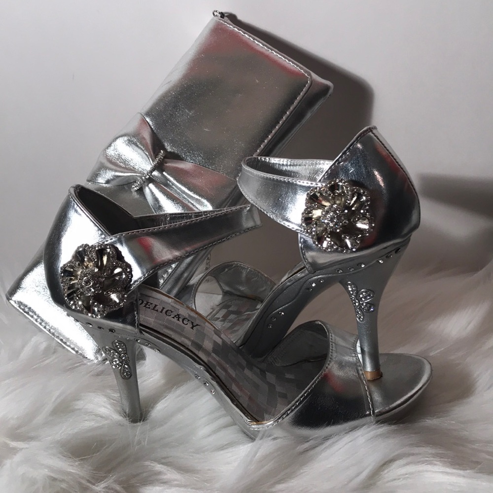 Gorgeous blingy shoes & bonus matching clutch! 5.5